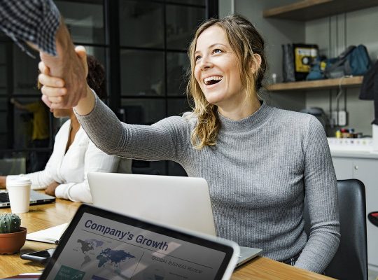 Geschäftsfrau beim Händeschütteln